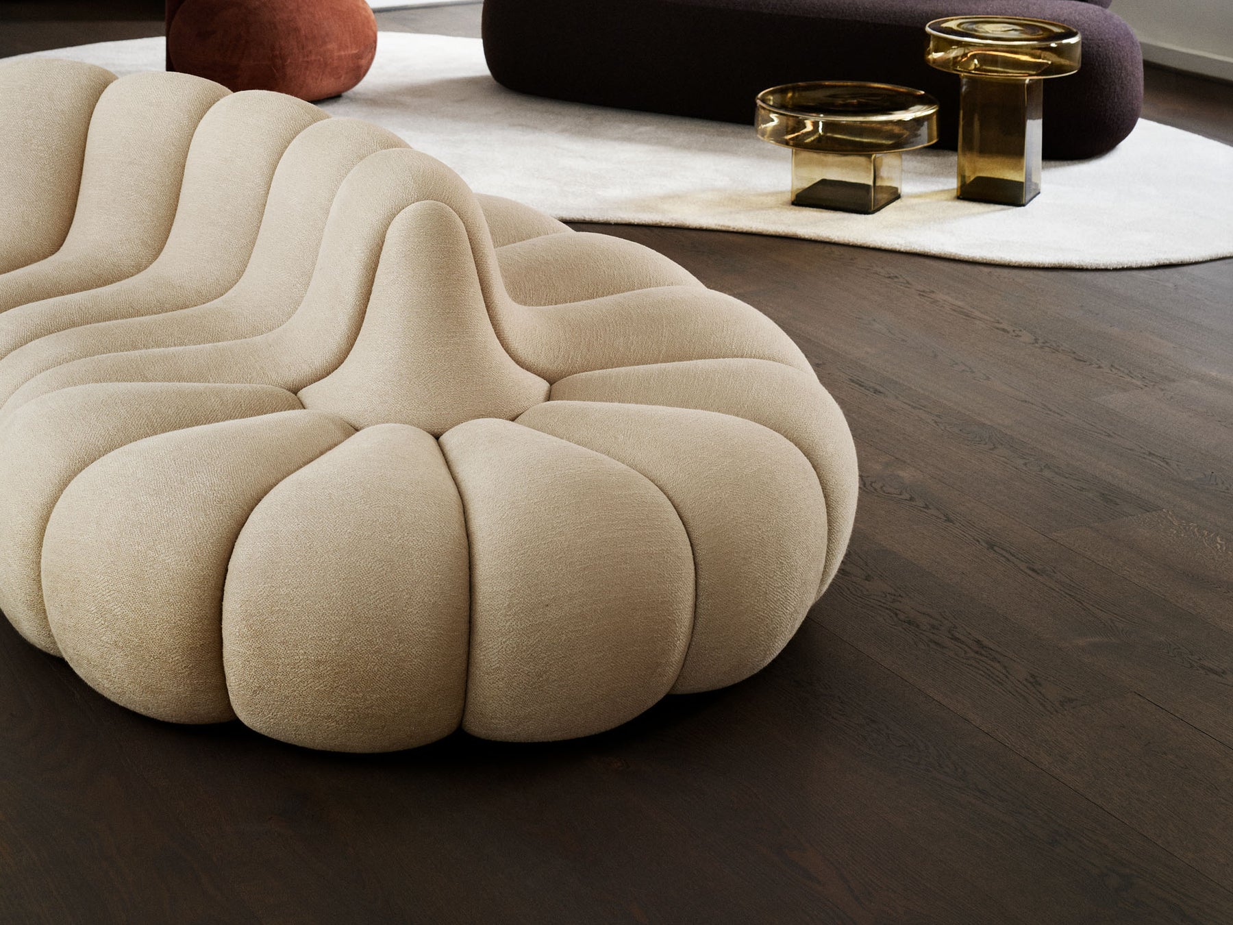 Sofa Jagger Lounge NORR11 w beżowym bouclé w salonie z sofą i fotelem Hippo